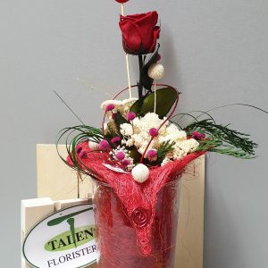 Búcaro de cristal con rosa eterna