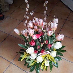 Centro variado con tulipanes