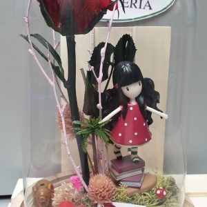 Urna con rosa preservada y figura