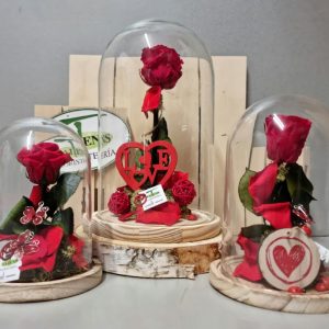 Urna con rosa preservada